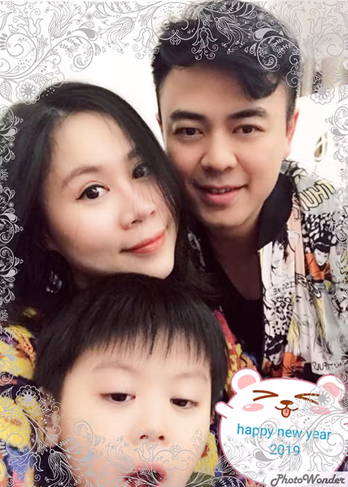 Trên báo chí, Tuấn Tú dành những lời có cánh cho bà xã. Anh khen vợ rất chu đáo, biết vun vén gia đình.