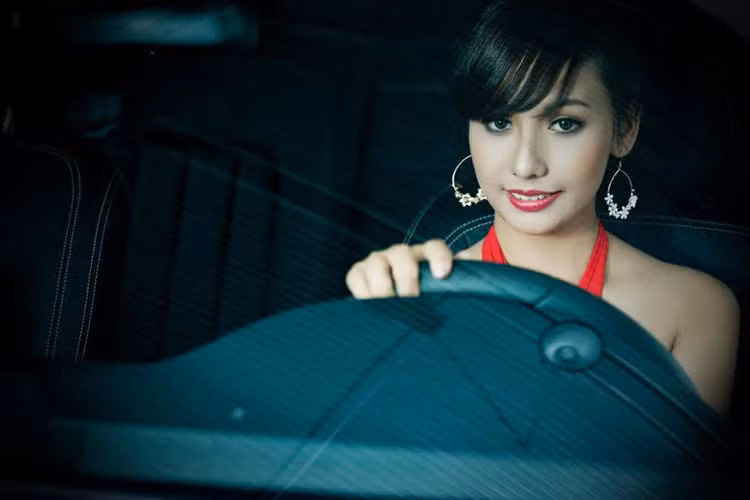 Thúy Anh sinh năm 1991, xuất thân là người mẫu, sau đó lấn sân đóng phim.
