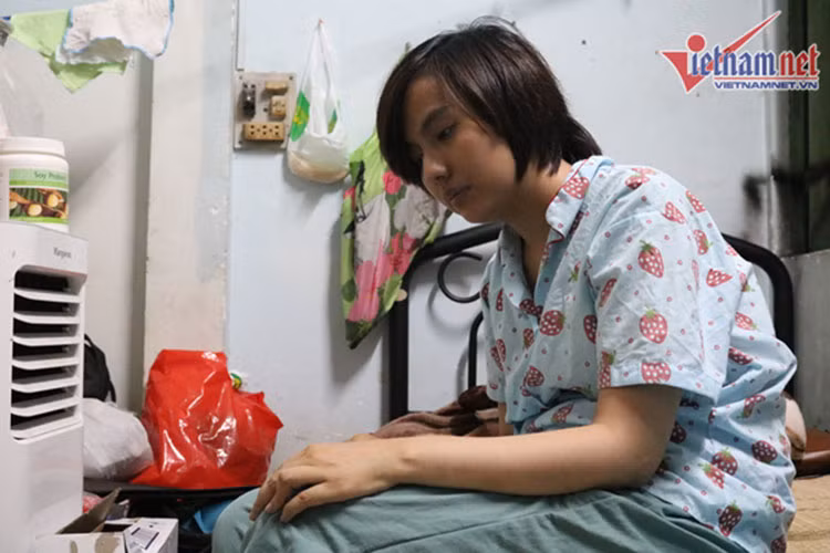 Chia sẻ trên Vietnamnet, Thúy Anh cho biết cô và gia đình đã lâm vào cảnh nợ nần hơn 200 triệu đồng tiền thuốc men, chạy chữa. Ảnh: Vietnamnet