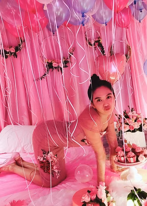 Tháng 9/2018, người đẹp từng vỡ òa trước món quà sinh nhật từ bạn trai đại gia.