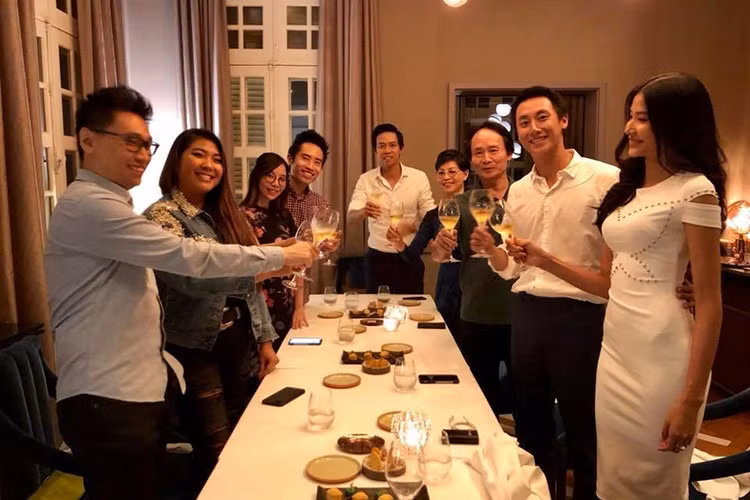 Năm 2018, Hoàng Thùy từng là sao Việt duy nhất Rocker Nguyễn mời đến dự tiệc sinh nhật của anh cùng gia đình. Ảnh: Yan