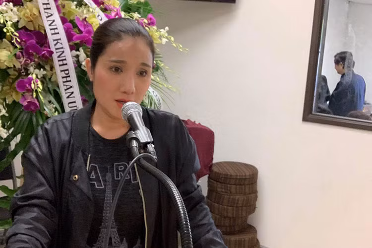 "Tiễn anh về nhà, về với gia đình với khán giả thân thương. Mong anh sớm đến miền cực lạc", Cát Tường chia sẻ.