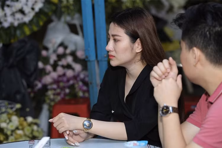 Tố My cũng liên tục gạt nước mắt trong đám tang của nghệ sĩ Anh Vũ. Chia sẻ trên Zing, nữ ca sĩ cho biết đàn anh chính là người hỗ trợ cô rất nhiều khi cô lần đầu tiên sang Mỹ lưu diễn. Ảnh: Dân Việt