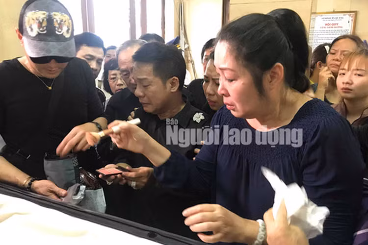 Nghệ sĩ Hồng Vân bật khóc trước linh cữu của đàn em. Hôm qua, cô tâm sự sợ phải đối diện với sự thật Anh Vũ qua đời. Ảnh: Người lao động