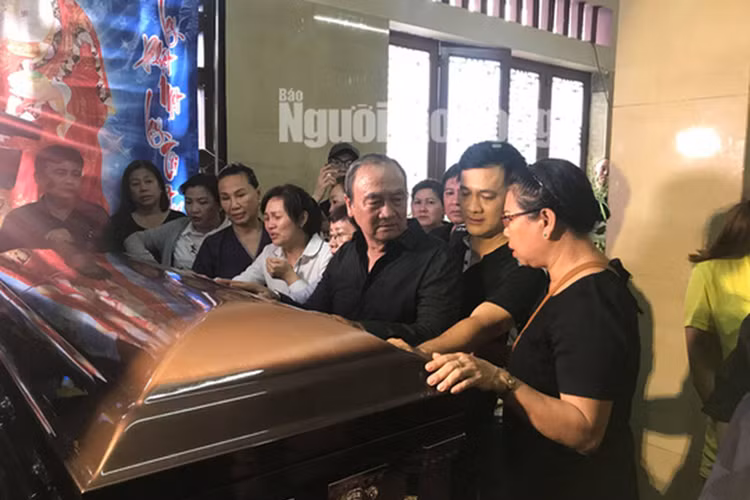 Người thân đau xót trước linh cữu của cố diễn viên. Ảnh: Người lao động