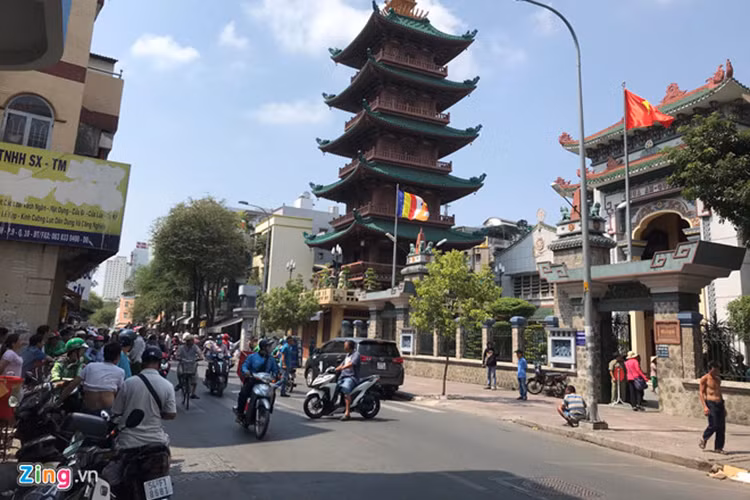 Đông đảo người dân có mặt trước chùa Ấn Quang để đón Anh Vũ về quê hương. Ảnh: Zing