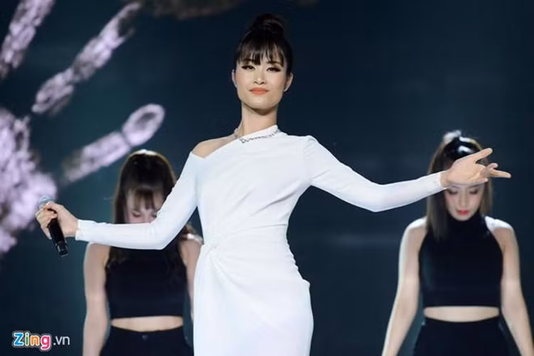 Về phía Đông Nhi, cô chưa lên tiếng trước nghi vấn bị đàn chị mỉa mai. Ảnh: Zing