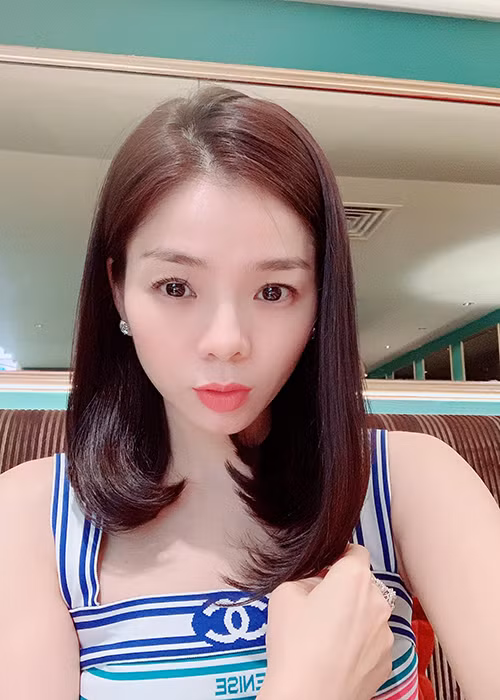 Quản lý truyền thông của Lệ Quyên mới đây cũng phủ nhận nghi vấn Lệ Quyên mỉa mai Đông Nhi. "Nhi rất xứng đáng với giải thưởng, không có gì bàn cãi. Chắc chắn một điều là chị Quyên rất rất quý bé Nhi, chị luôn khen Nhi là một ca sĩ trẻ có thực lực và chịu khó. Hai chị em đi diễn chung show gặp nhau hoài", người này viết. Ảnh: FBNV