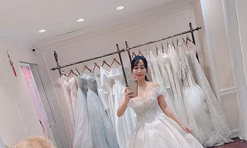 Oc Thanh Van mac vay cuoi khoe ve dep rang ro