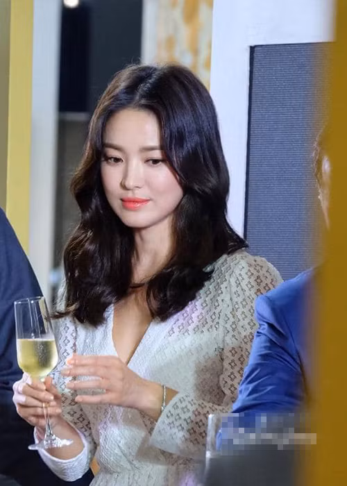 Tham gia các sự kiện tại Thái Lan, Song Hye Kyo tiếp tục không đeo nhẫn cưới.