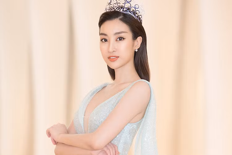 Đỗ Mỹ Linh chọn trang phục gợi cảm khi xuất hiện trong chương trình.