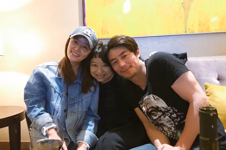 Lâm Tâm Như và Hoắc Kiến Hoa kết hôn đã được 3 năm và có một cô con gái chung nhưng tình cảm đến nay vẫn rất mặn nồng. Bằng chứng là mới đây, Lâm Tâm Như đến thăm Hoắc Kiến Hoa đang quay phim. Qua nụ cười của Hoắc Kiến Hoa, có thể thấy, sự xuất hiện của bà xã khiến nam diễn viên vô cùng hạnh phúc.