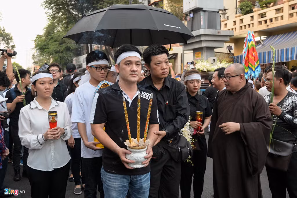 Trước khi linh cữu đưa về nghĩa trang Phúc Viên, đoàn xe tang sẽ đi ngang qua đường Xô Viết Nghệ Tĩnh, quận Bình Thạnh để Anh Vũ nhìn lại ngôi nhà thân thương của mình lần cuối.