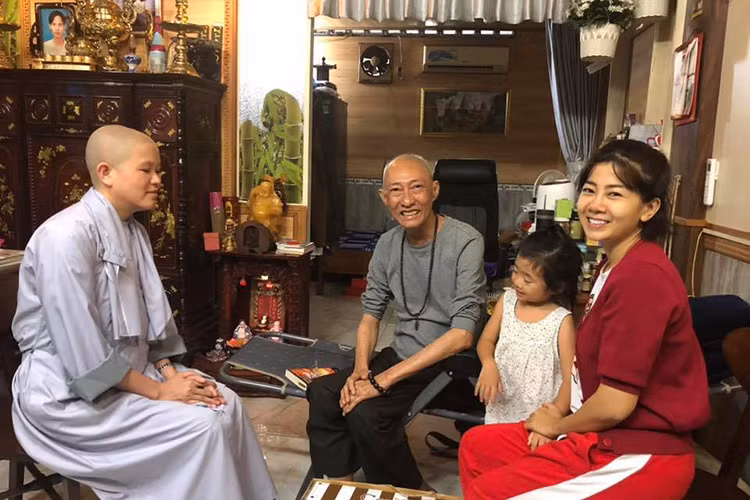 Lê Bình phát hiện bị ung thư phổi vào tháng 4/2018 nhưng đến tháng 8/2018, công chúng với biết bệnh tình của ông vì ông giữ kín thông tin.