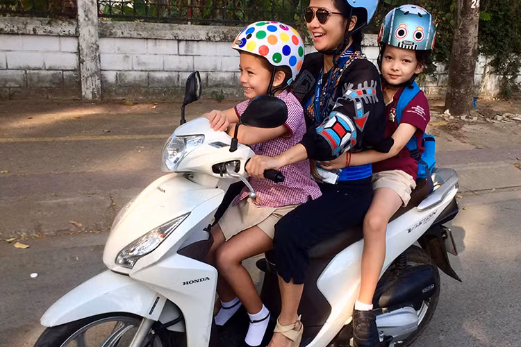 Sau tin chồng cũ lấy vợ mới, Hồng Nhung mới đây khoe các con trưởng thành hơn.