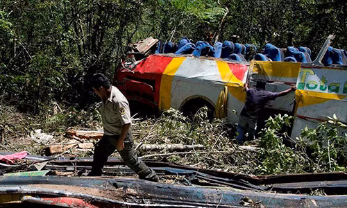 Bolivia: Xe buyt roi xuong hem nui, gan 50 nguoi thuong vong
