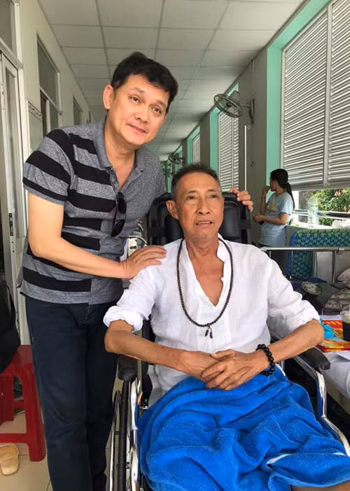 Các nghệ sĩ thay phiên nhau đến động viên nghệ sĩ Lê Bình.