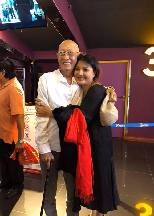 Hinh anh nghe si Le Binh lac quan tu khi mac benh ung thu
