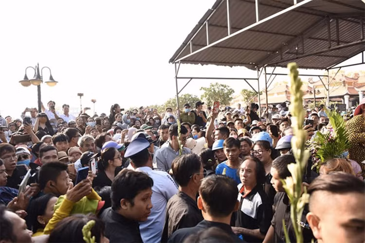 Đám đông khiến người thân, đồng nghiệp đến tiễn đưa Anh Vũ gặp khó khăn trong lúc di chuyển đến mộ phần của cố diễn viên. Ảnh: Dân Việt