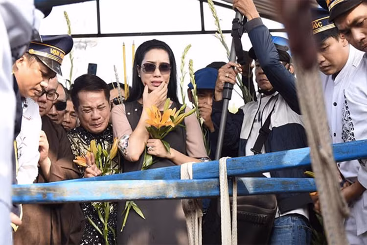 Diễn viên Trịnh Kim Chi nghẹn ngào tiễn đưa Anh Vũ về nơi an nghỉ cuối cùng. Ảnh: Dân Việt