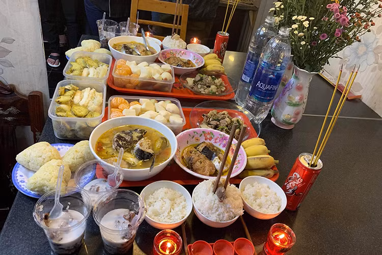 Tối ngày 11/4, Hồng Vân chuẩn bị mâm cơm cúng Anh Vũ tại sân khấu kịch Hồng Vân - nơi anh dành cả tuổi thanh xuân gắn bó.