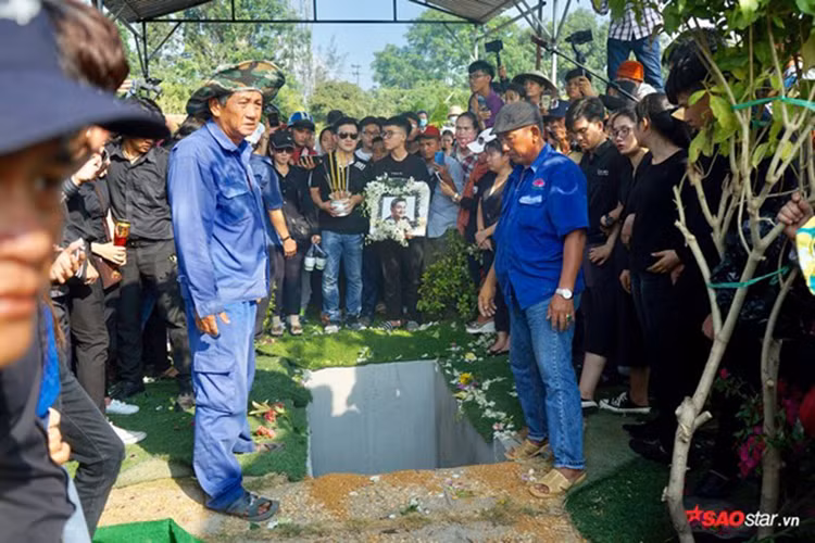Lễ an táng của nghệ sĩ Anh Vũ bị náo loạn bởi đám đông giành nhau chỗ để chụp ảnh, livestream. Ảnh: Saostar