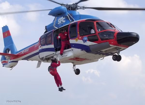 Các dòng máy bay của Eurocopter (nay là Airbus Helicopter) chiếm số lượng lớn trong Binh đoàn 18, áp đảo hoàn toàn dòng Mil Mi của Nga. Sau EC225, Super Puma AS, chúng ta còn có cả loại EC155B1 - phiên bản tiếp theo của họ máy bay Dauphin nổi tiếng bởi tính linh hoạt và sang trọng. Nó có khả năng chở 8-10 hành khách, tầm bay xa nhất 874km. Nguồn ảnh: VNH