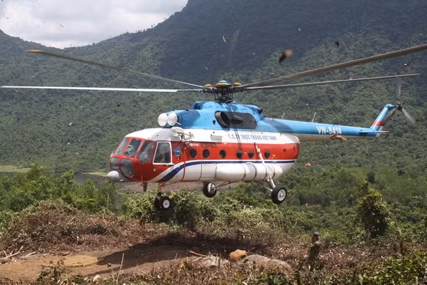 Còn Mi-17-1V được đánh giá là có khả năng hoạt động bền bỉ, đa phục vụ, được Binh đoàn 18 khai thác các chuyến bay dầu khí, MIA, du lịch - chụp ảnh...Nó được trang bị cặp động cơ TV3-117VM tin cậy cao, hiệu suất cao, nhưng tầm bay chỉ là 610km, chở được 22-24 hành khách. Nguồn ảnh: VNH