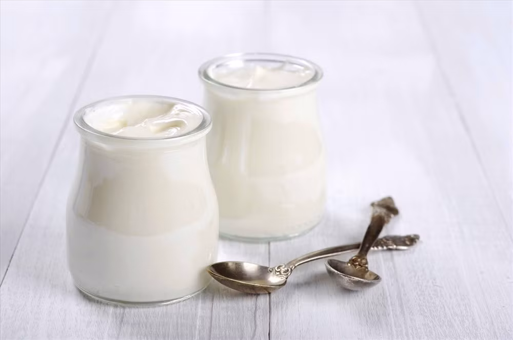 Sữa chua Sữa chua là bí quyết đốt cháy chất béo tuyệt vời. Mỗi ngày chỉ cần nạp một hũ sữa chua cũng đủ để giúp bạn giảm cân tốt hơn. Tuy nhiên, bạn nên nhớ nếu muốn giảm cân thì phải chọn sữa chua tự nhiên không đường và hàm lượng chất béo thấp thì mới có thân hình thon gọn như ý được.
