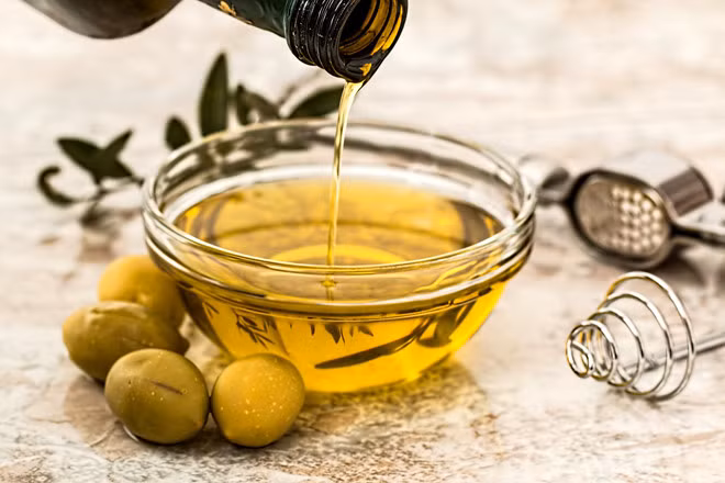 Dầu ôliu Nếu bạn định chọn một chế độ ăn kiêng để theo đuổi lâu dài, bạn có thể cân nhắc đến chế độ ăn Địa Trung Hải. Một nghiên cứu phát hiện rằng trọng lượng cơ thể, chỉ số khối cơ thể và chu vi vòng eo giảm nhiều hơn ở những người theo chế độ ăn này.