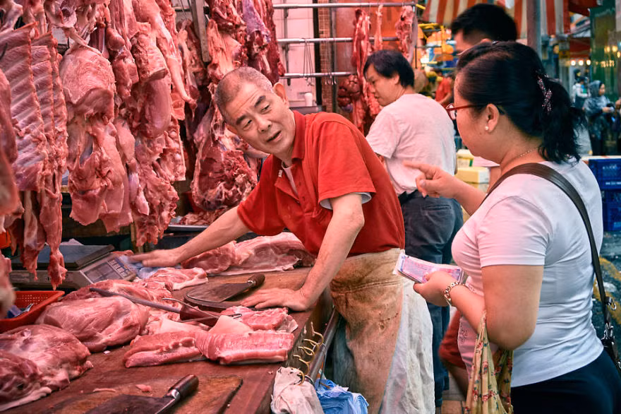 Cảnh mua bán trong quầy thịt.