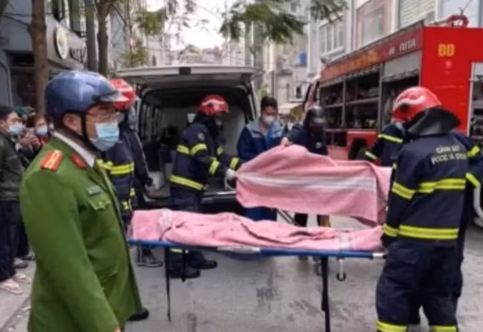 Khoảng 12h45 ngày 4/2/2021, một đám cháy lớn đã bất ngờ bùng phát tại phòng trọ ở ngõ 73 phố Tam Khương, phường Khương Thượng, quận Đống Đa (Hà Nội). Vụ cháy khiến 4 người tử vong, thiêu trụi 3 xe máy cùng nhiều tài sản khác. Nguyên nhân được xác định là do đốt vàng mã cúng ông Công, ông Táo.