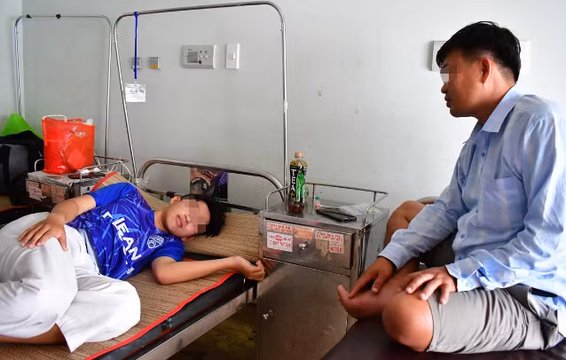  Nam sinh lớp 10 bị nhóm học sinh lớp 9 đánh hội đồng phải nhập viện: Tối 28/11, em Đ.P.V.S., học sinh lớp 10 Trường THPT An Biên, bị một nhóm thanh niên tại thị trấn Thứ Ba, huyện An Biên, tỉnh Kiên Giang xúm nhau đánh hội đồng dẫn đến phải nhập viện. Ngày 30/11, lãnh đạo Công an huyện An Biên cho biết, nhóm học sinh lớp 9 có 4 người đã vây đánh một học sinh lớp 10 trong đêm. Công an thị trấn Thứ Ba đã vào cuộc xác minh, xử lý.