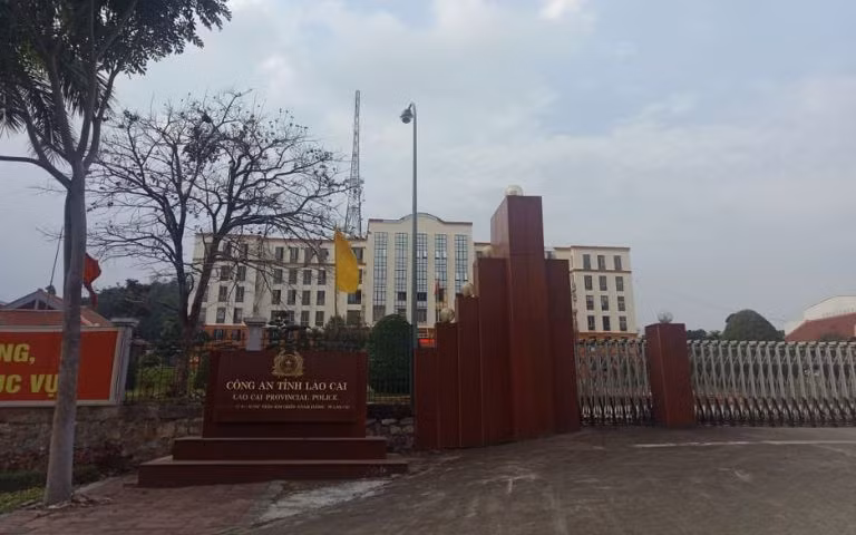 Cùng với việc khám nghiệm hiện trường, các mũi công tác của Phòng Cảnh sát hình sự Công an tỉnh Lào Cai và Công an huyện Bắc Hà đã chia làm 8 mũi vừa tiến hành rà soát hiện trường; vừa thu thập lời khai của các nhân chứng. Anh Ly Seo T, chồng nạn nhân C. (anh T bị mù) kể lại: Tối 13/10/2020, trước khi gia đình đi ngủ, anh là người đóng cửa, cài chốt ngang và móc khóa ở cửa chính, cửa phụ dưới bếp. Khi anh vừa chợp mắt được một lúc thì nghe thấy tiếng kêu thất thanh của vợ gọi “bố Páo ơi, có người giết tôi rồi”. (Ảnh minh họa, nguồn internet) 
