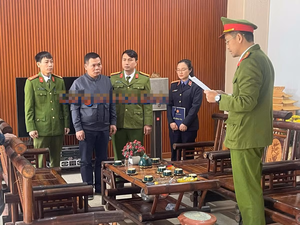Khoi to nguoi dan ong khai thac khoang san trai phep o Hoa Binh