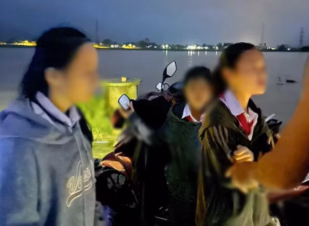 Khen thưởng người đàn ông dũng cảm, cứu 3 nữ sinh bị lũ cuốn - Hình 2 Khen thuong nguoi dan ong dung cam, cuu 3 nu sinh bi lu cuon-Hinh-2