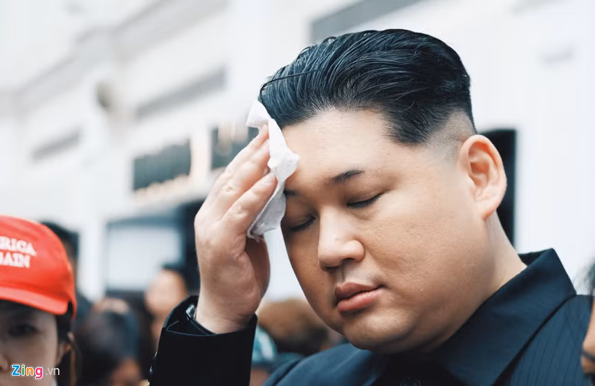 Hồi cuối tháng 5, Howard X từng đến Singapore và đã đi dạo trong thành phố. Trong lần trở lại này, Howard X bị quan chức xuất nhập cảnh Singapore giữ lại ở sân bay Changi và thẩm vấn trong 2 giờ trước khi được cho đi.