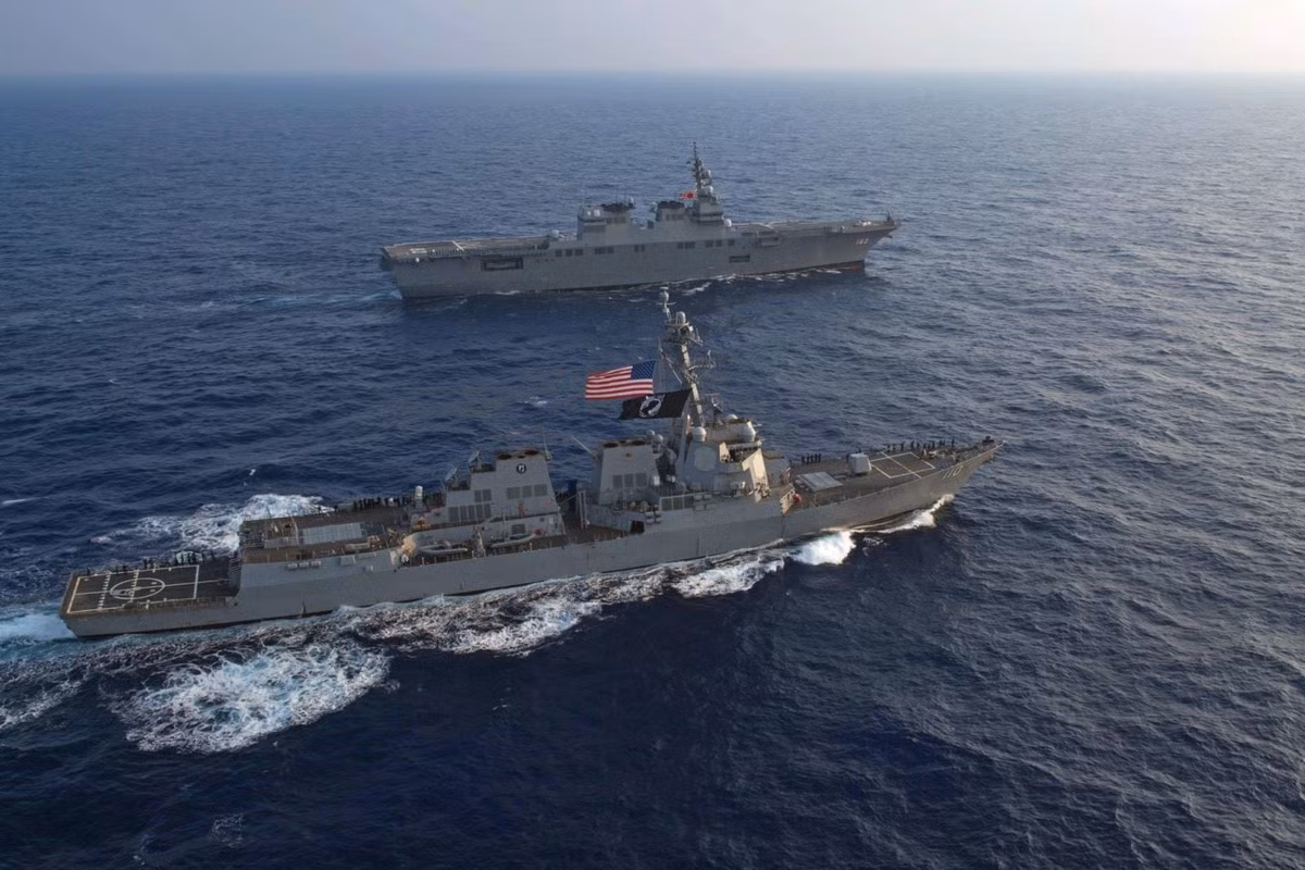 Ban đầu Trung Quốc cũng được mời tham dự cuộc tập trận RIMPAC năm nay song hồi tháng 5, Mỹ hủy mời Trung Quốc vì những hoạt động quân sự của nước này triển khai tại các đảo nhân tạo trên Biển Đông. Ảnh: Tàu Nhật Bản JS Ise (DDH-182) sát cánh bên chiến hạm USS William P. Lawrence (DDG-110). Ảnh: US Navy