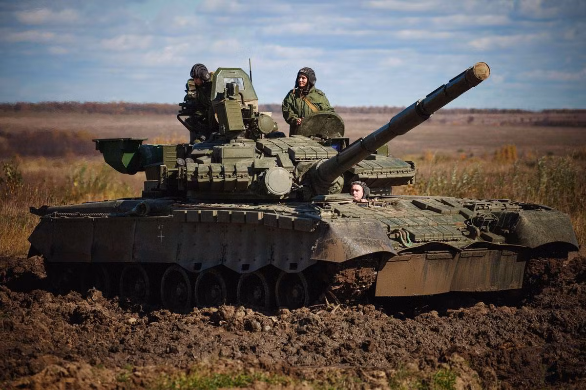 Xe tăng T-80 (tiền thân của T-80BV) vốn được coi là tinh hoa của Liên Xô, được mệnh danh là xe tăng bay vì độ cơ động tuyệt vời của nó. Tuy mang trong mình nhiều sức mạnh, nhưng việc ngốn quá nhiều nhiên liệu khiến cho những chiếc T-80 dần bị thất sủng trong lục quân Nga. Với biến thể T-80BV những điểm yếu ấy đã được khắc phục. Nguồn ảnh: tipolog.