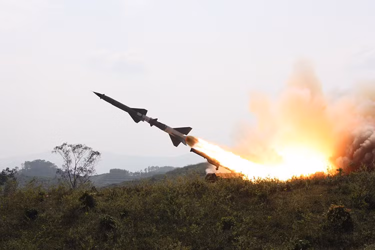Cũng trong Kháng chiến chống Mỹ, cũng chính S-75 đã góp phần giúp Quân chủng Phòng không – Không quân đánh bại chiến tranh phá hoại của đế quốc Mỹ mà đỉnh cao là chiến thắng “Điện Biên Phủ trên không” khi bắn hạ pháo đài bay B-52 của Không quân Mỹ. Nguồn ảnh: QPVN.