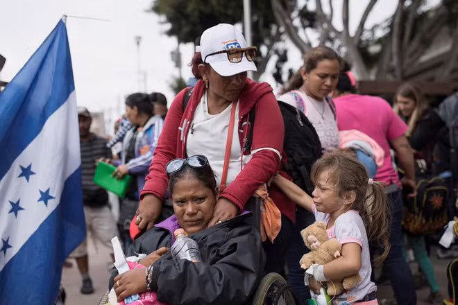 Một đoàn người từ Trung Mỹ đến biên giới Mỹ - Mexico để chờ xin tị nạn. Ảnh: AP.