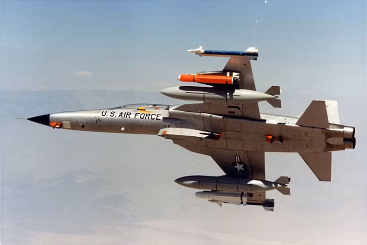 Với các mẫu F-5E phía Việt Nam chuyển giao, Liên Xô đã có cơ hội cho chúng thử nghiệm với máy bay chiến đấu Mig-21BIS và Mig-23. Những kinh nghiệm và công nghệ thu thập được sau đó được áp dụng trên phiên bản nâng cấp Mig-23MLD và Mig-29 sau này.