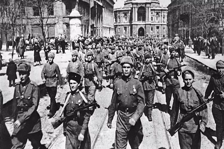Thậm chí đến mùa đông năm 1941, quân Đức chỉ còn cách thủ đô Moscow chưa đầy 30km, và đó là hoàn cảnh ra đời của lễ duyệt binh lịch sử trên Quảng trường Đỏ vào ngày 7/11/1941 khi các đơn vị Hồng quân tiến thẳng ra mặt trận trong khi vòng vây của phát xít Đức đang thít chặt Moscow. Đây cũng là bước ngoặt làm thay đổi cục diện Mặt trận phía Đông. Nguồn ảnh: Wikipedia.