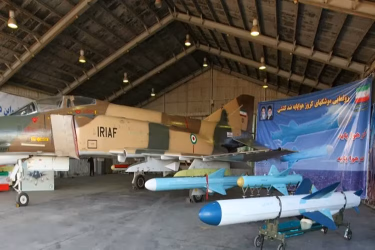 Không dừng lại ở đó, với sự giúp đỡ của các chuyên gia quân sự nước ngoài, Iran đang tích cực đẩy mạnh cải tiến các loại máy bay chiến đấu có khả năng mang theo tên lửa chống hạm. Nguồn ảnh: Global Military.