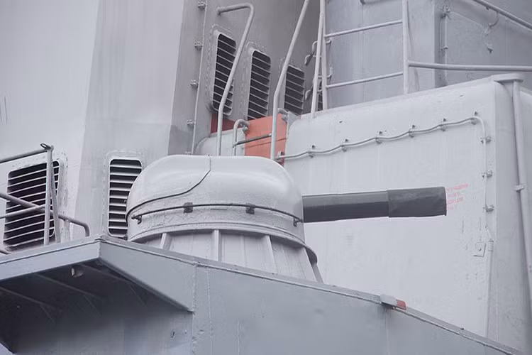 Ngoài các loại vũ khí chống ngầm, các tàu Udaloy còn được trang bị hệ thống vũ khí phòng không tổ hợp pháo phòng không cao tốc AK-630 30mm có tốc độ bắn lên đến 5.000 phát/phút với tầm bắn hiệu quả có thể đạt 5.000 mét.
