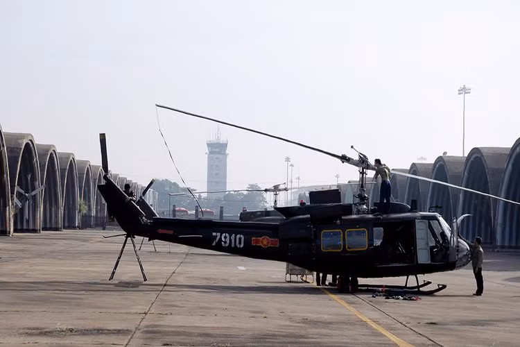 Theo đó, hiện tại Việt Nam có trong biên chế số lượng chưa xác định với con số có thể lên đến vài chục chiếc UH-1H trong trạng thái tạm ngừng hoạt động và niêm cất dài hạn. Số trực thăng này có nguồn gốc từ Mỹ và được trang bị cho Quân đội ta sau năm 1975.