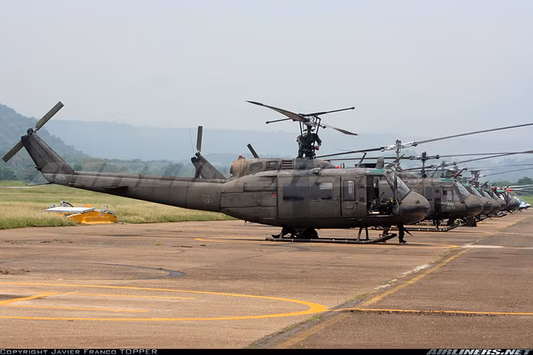 Việc đưa vào biên chế trở lại số lượng lớn trực thăng UH-1H cũng sẽ giúp quân đội ta giải được một phần bài toán trong việc không vận chiến thuật trong một số tình huống sẵn sàng chiến đấu, vốn đang được giao phó hết cho các dòng Mi-8/17 và chỉ đáp ứng được một phần yêu cầu tác chiến đặt ra trong tình hình mới. Nguồn ảnh: airliners.net