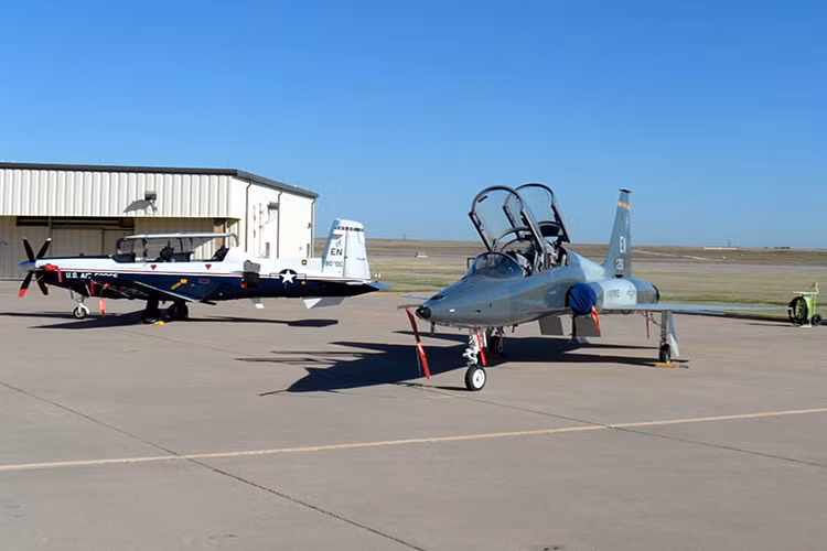 Có một điều khá thú vị là T-38 Talon là một người anh em khác của F-5 Tiger một dòng máy bay tiêm kích hạng nhẹ từng được Không quân Nhân dân Việt Nam sử dụng sau năm 1975 (nay đã loại biên). Thiết kế của T-38 và F-5 khá tương đồng và có cách vận hành khá giống nhau. Nguồn ảnh: DefPost.