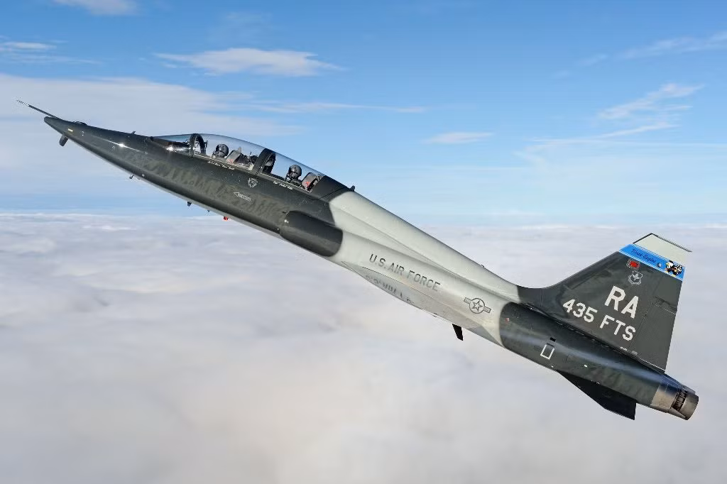 Sức mạnh của T-38 Talon vẫn là bộ đôi động cơ phản lực General Electric J85 có công suất 2.050 lb mỗi chiếc cho phép chiếc máy bay này có thể đạt tới vận tốc Mach 1.3, với trần bay 15.240 mét và có tầm hoạt động hiệu quả hơn 1.000km. Nguồn ảnh: DefPost.