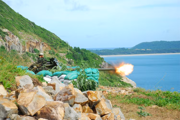 Phát huy truyền thống anh hùng trong chiến tranh giải phóng và bảo vệ Tổ quốc, cán bộ, chiến sĩ Binh chủng Pháo binh cũng như lực lượng pháo binh Quân khu 7 đang nỗ lực phấn đấu xây dựng đơn vị vững mạnh, đáp ứng yêu cầu, nhiệm vụ trong tình hình mới. Ảnh: Pháo 85, lực lượng vũ trang huyện Côn Đảo diễn tập bắn biển.